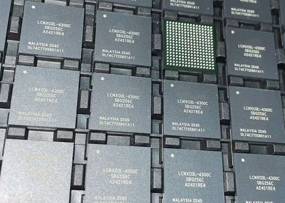 फील्ड प्रोग्राम करने योग्य गेट सरणी LCMXO3L-4300C-5BG256C 4320LUTs MachXO3 प्रोग्राम करने योग्य तर्क IC CSFBGA-256